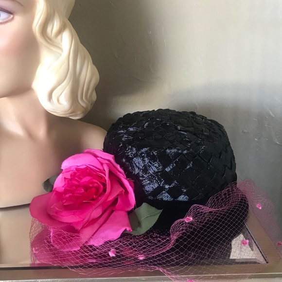 ELEGANT VINTAGE BLACK STRAW HAT WITH FUCHSIA FLOWER AND DOTTED VEIL main image 5